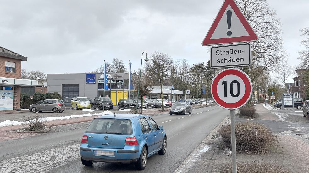 Auf diesem Abschnitt der Ostertorstraße in Remels gilt jetzt ein Limit von 10 km/h. Foto: Lars Löschen/Archiv
