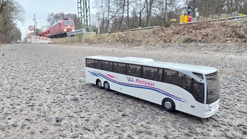 Kann man künftig am Bahnhaltepunkt in Ihrhove vom Bus in die Bahn einstiegen? Die Leeraner Kreisbehörde als Auftraggeberin für den Öffentlichen Personennahverkehr (ÖPNV) im Kreisgebiet lässt momentan eine Untersuchung für eine Anschlussmobilität für die vier künftigen Bahnhaltepunkte im Kreisgebiet erstellen - auch für Ihrhove. Foto: Carsten Ammermann