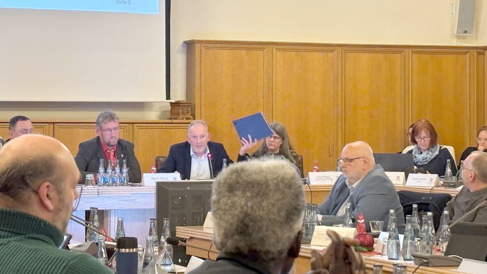 Stadtrat Volker Grendel (mit blauer Mappe in der Hand) bei der Ratssitzung im Dezember, deren Entscheidung jetzt wieder im Schulausschuss für hitzige Diskussionen führte.