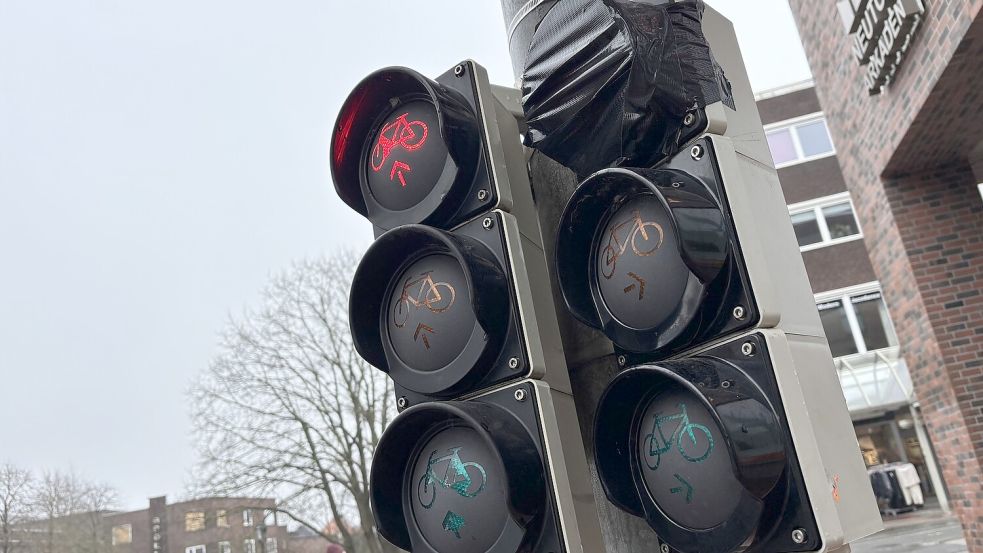 Zugeklebt, aber nicht ausgetaktet: Die alte Ampelanlage an den Neutor-Arkaden.