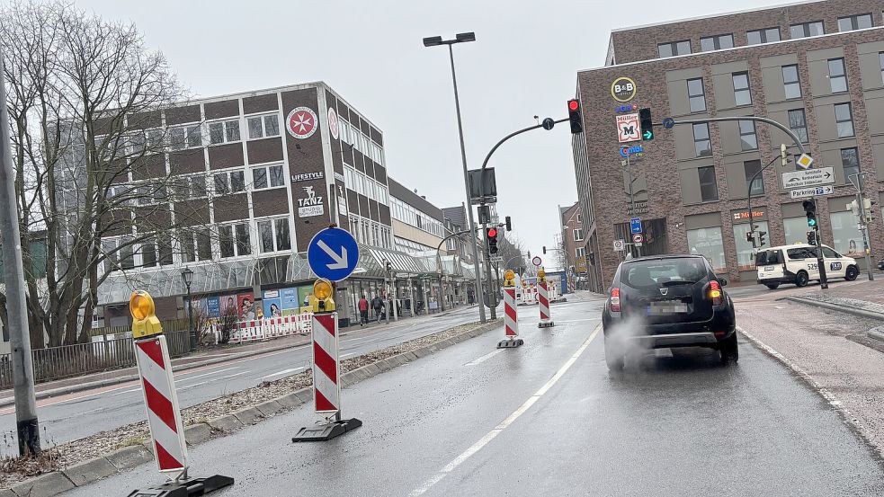 Die Poller links kommen weg, die Spuren werden neu gezogen. Geradeaus fahren die nächsten Jahre nur Radfahrer.