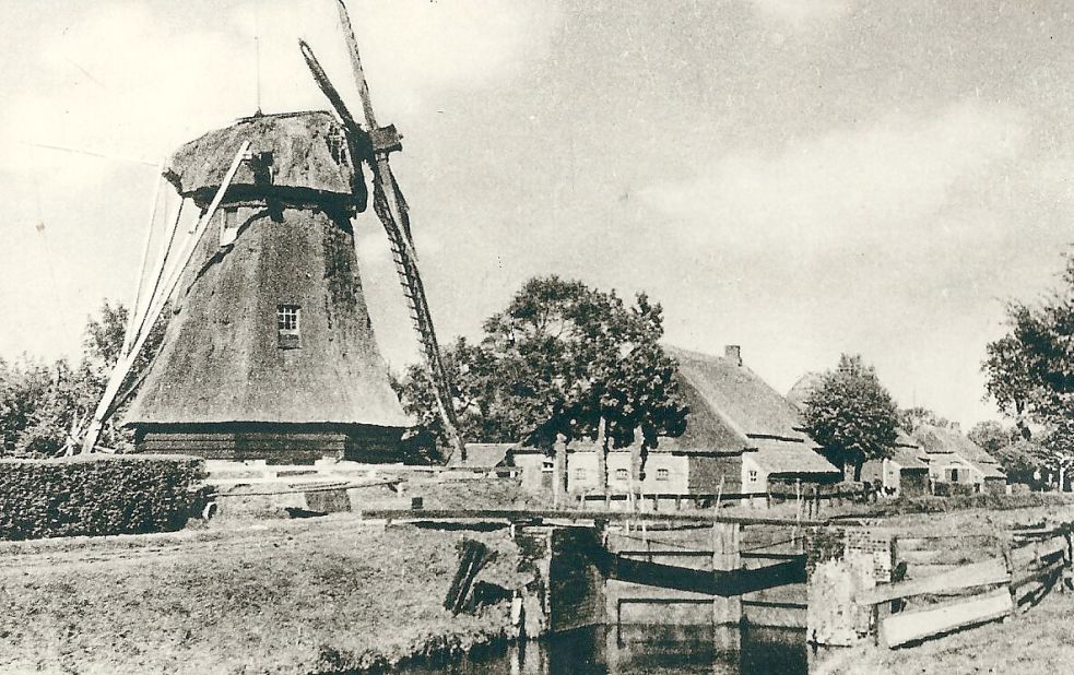 An der Schleuse II, der späteren Kastenschleuse, entstand die erste Wasserschöpfmühle Spetzerfehns. Sie wurde ganz aus Holz erbaut und schon 1941 abgebrochen. Foto: Archiv Hinrich Trauernicht