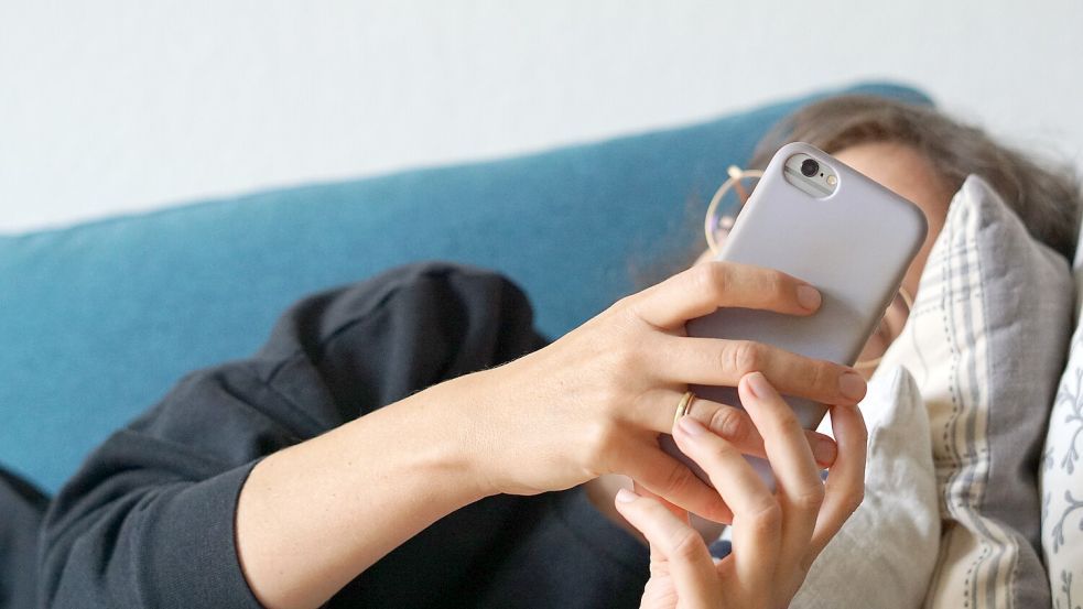 Es ist so schön bequem auf dem Sofa, oder? Das sollten sich Demokraten nicht nehmen lassen. DPA-Symbolfoto: Weronika Peneshko