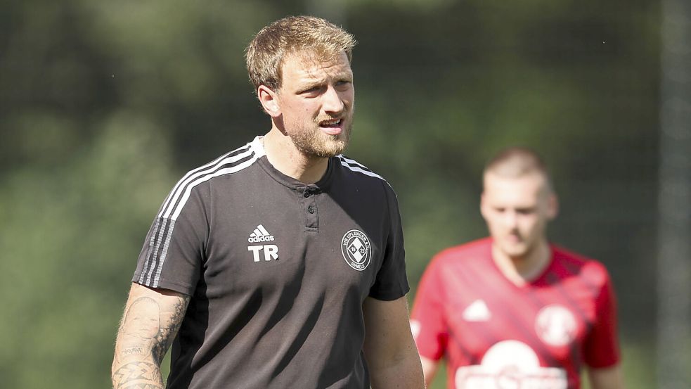 Uplengens Trainer Carsten Gündel setzt auf die physische Stärke und Kompaktheit seiner Mannschaft. Foto: Jens Doden, Emden