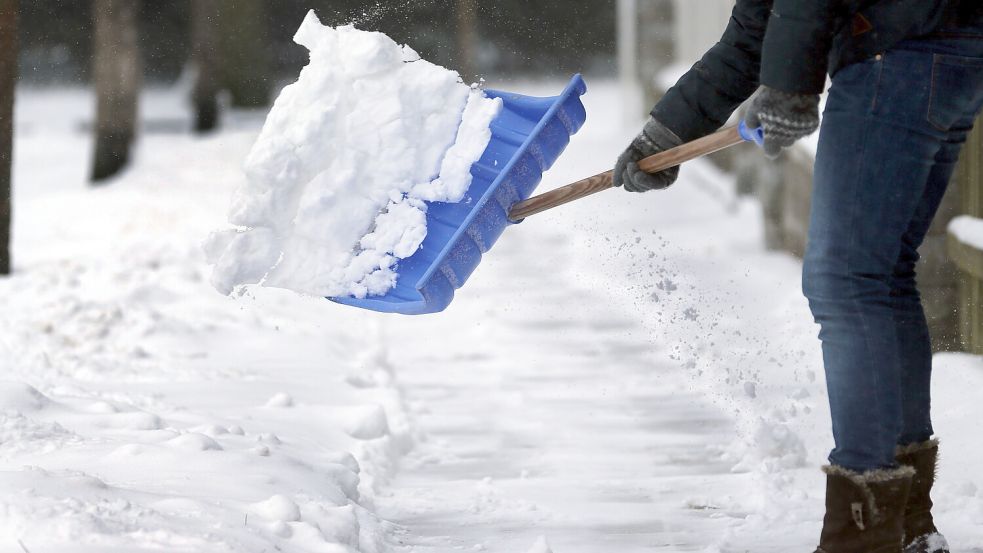 Auch in Aurich haben Anlieger die Pflicht, Geh- und Radwege zu räumen und zu streuen. Foto: Wolfgang Kumm/dpa