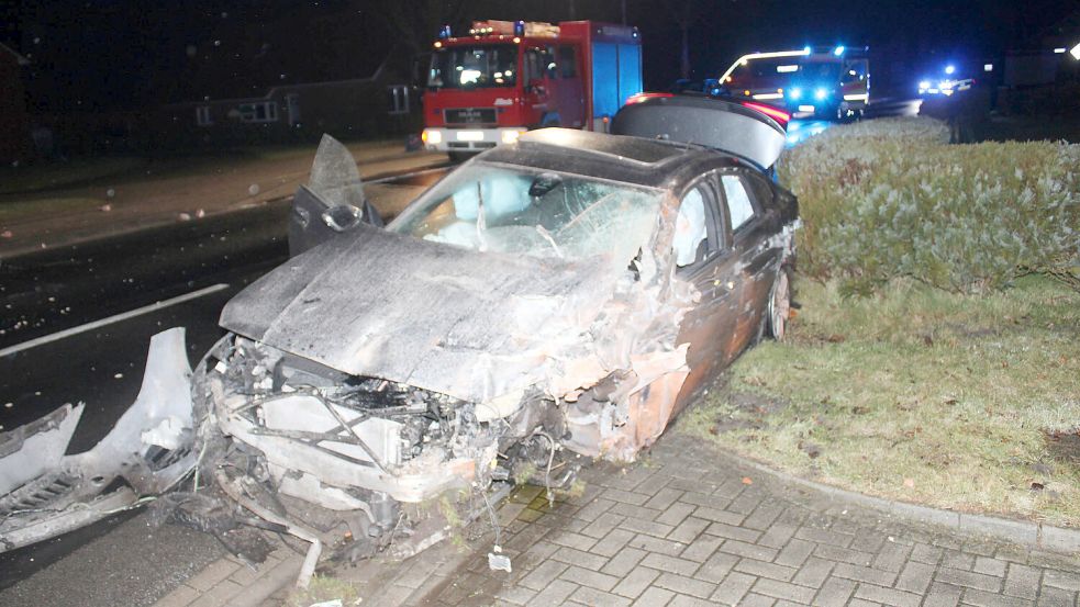 Das Auto beschädigte zunächst einen Laternenmast, fuhr frontal gegen das Mauerwerk eines Wohnhauses und kam einige Meter weiter zum Stehen. Foto: Joachim Rand