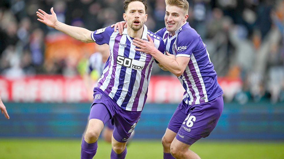 Jannik Müller (li.) bejubelt mit Teamkollege Fridolin Wagner das 2:0 gegen Rot-Weiss Essen - sein erster Treffer an der Bremer Brücke. Foto: osnapix/Michael Titgemeyer