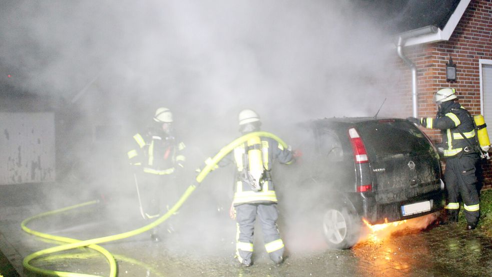 Das brennende Auto stand nah an einer Hauswand. Foto: Joachim Rand