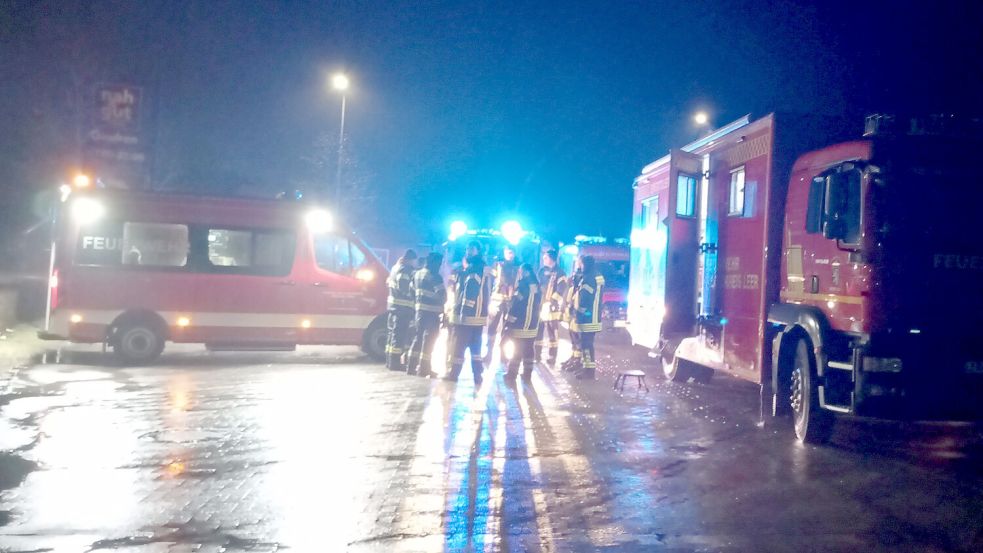 Mit Fahrzeugen und Fußtrupps suchten die Einsatzkräfte das Gebiet ab. Foto: Joachim Rand