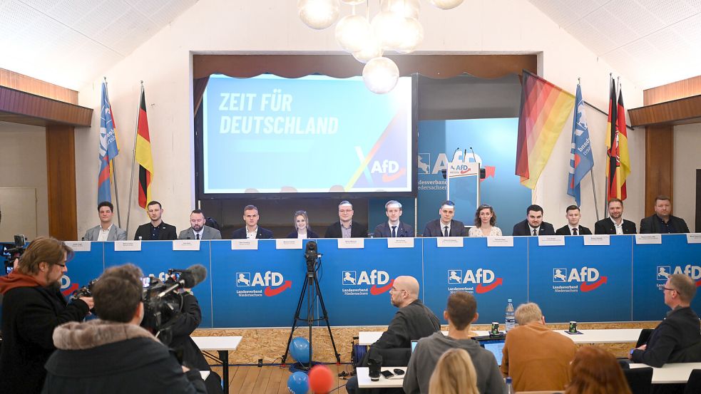 Der neue Vorstand der "Generation Deutschland" in Niedersachsen sowie die AfD-Politiker Stephan Bothe (2. von rechts) und Marcel Queckemeyer (rechts). DPA-Foto: Lars Penning