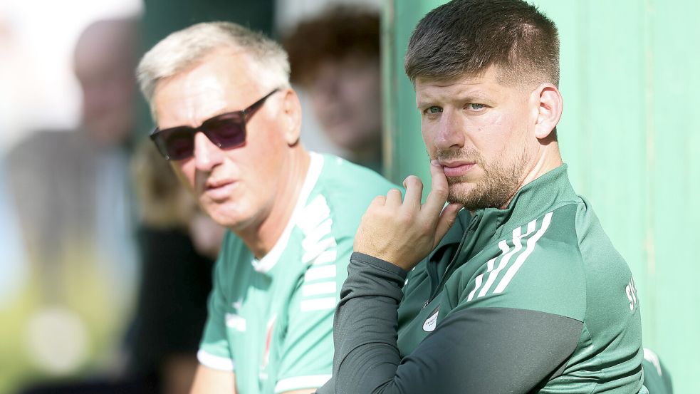 Max Beccard (rechts) war gegen Bunde gesperrt und wurde von Co-Trainer Ewald Mühlenbrock (links) vertreten. Archivfoto: Jens Doden/ Emden