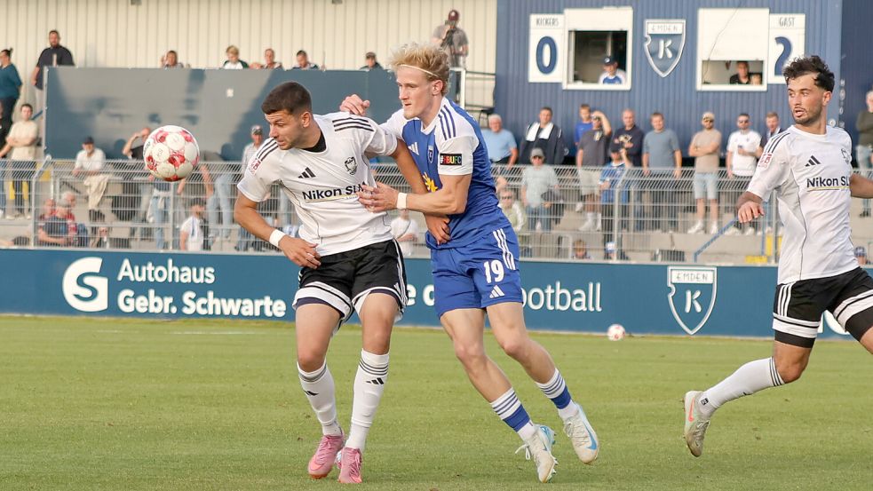 Bei bestem Sommerwetter hat Kickers Emden (blaues Trikot der Torschütze Theo Schröder) das Hinspiel im August gegen Phönix Lübeck mit 1:3 verloren. Das Rückspiel am 28. Februar fällt nun wortwörtlich ins Wasser. Foto: Jens Doden, Emden