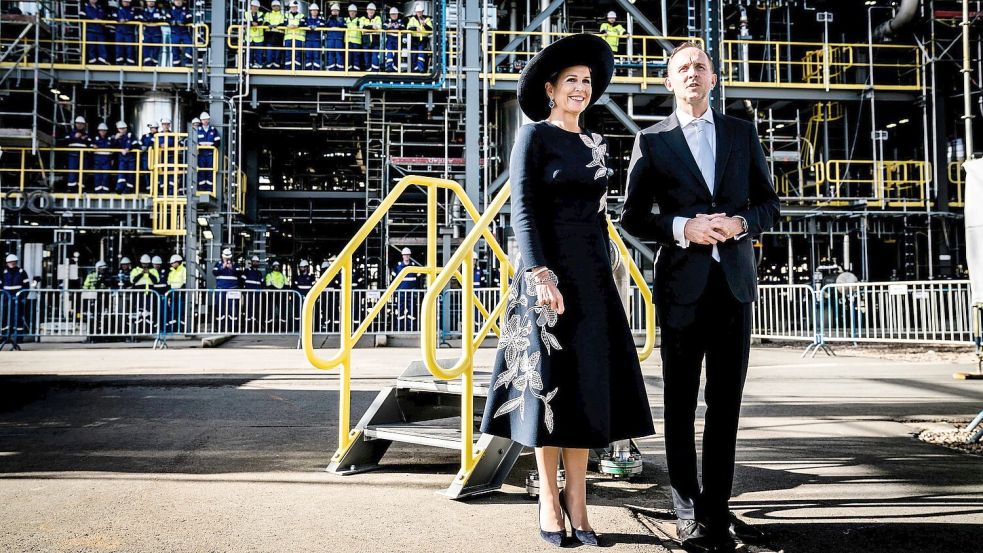 Mit Fabrikeröffnungen in Delfzijl kennt sich Königin Máxima bereits aus: Im Oktober 2024 war sie zu Gast in der Fabrik des Unternehmens Avantium, neben ihr stand Unternehmenschef Tom van Aken. Foto: Siese Veentra/ANP/Imago Images/Archiv