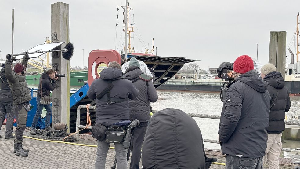 Claudius Steffens (Dritter von links) macht von einem Versteck aus Fotos. Gedreht wurde in diesem Fall bei Temperaturen im unteren Plusbereich, bei Wind und Regen. In den vorangegangenen Drehtagen auf Langeoog waren Minusgrade und Schnee tonangebend für die Arbeit der Filmcrew. Foto: Susanne Ullrich