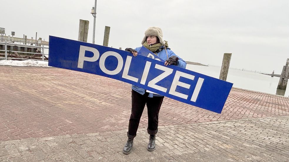Beim Film ist nichts, wie es scheint. Mithilfe dieser Schilder wird aus einem normalen Boot im Handumdrehen ein Polizeiboot. Foto: Susanne Ullrich