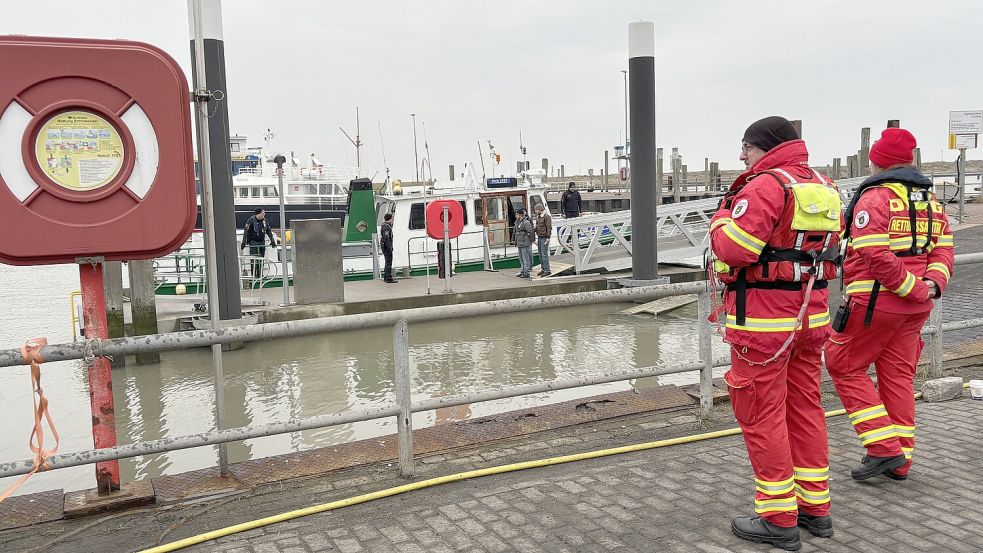 Bei diesem Dreh direkt am Wasser des Benser Tiefs muss auch die Sicherheit gewährleistet sein. Einsatzkräfte der DLRG passen genau auf, dass niemand zu Schaden kommt. Foto: Susanne Ullrich