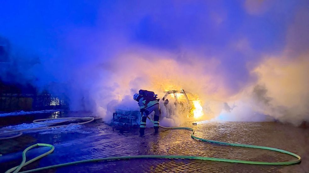 Die Feuerwehr löschte im Februar ein Hybridauto, das in Leer in Brand geraten war. Foto: Feuerwehr