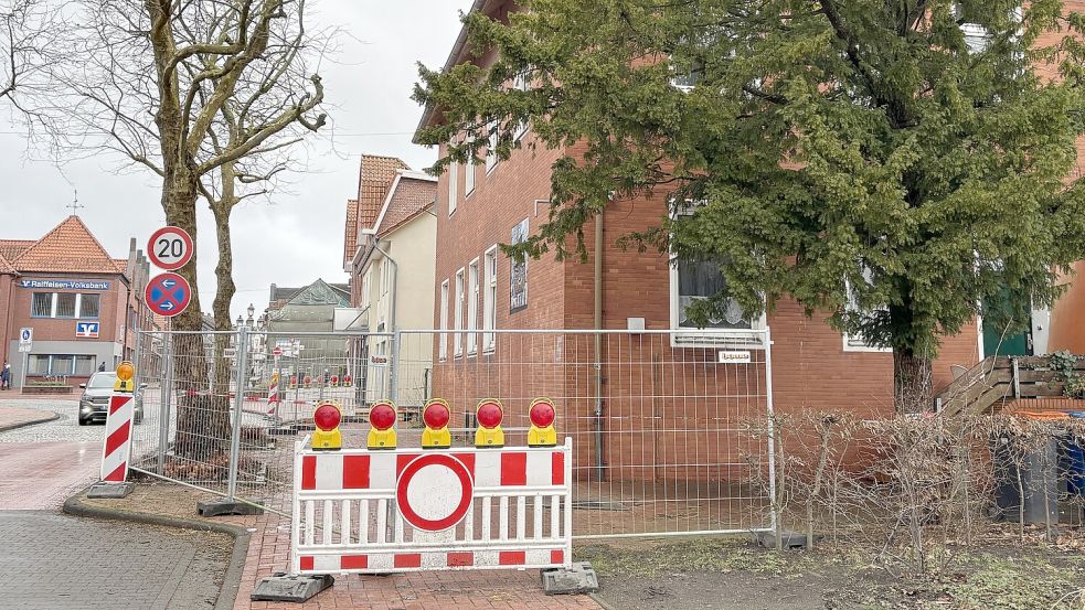 Der Bauhof der Stadt Wittmund hat das Grundstück samt Bürgersteig davor abgesperrt. Durch die Schäden kann es sein, dass Teile der Fassade sich lösen und herunterfallen. Darum müssen Fußgänger hier vorerst die Straßenseite wechseln. Foto: Susanne Ullrich