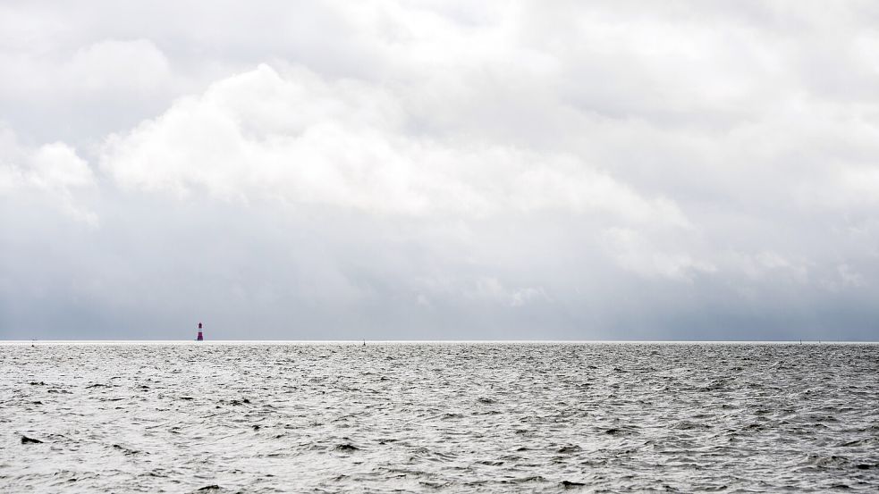 Umweltschützer lehnen CO2-Endlager in der Nordsee ab. Der Leuchtturm Arngast steht bei bedecktem Wetter im Jadebusen. Symbolfoto: Hauke-Christian Dittrich/dpa
