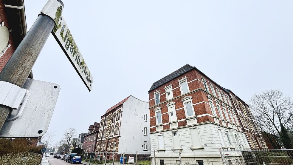 Die drei Häuser an der Ligariusstraße mit der markanten Fassade sollen abgerissen werden. Fotos: Klaus Ortgies/Archiv