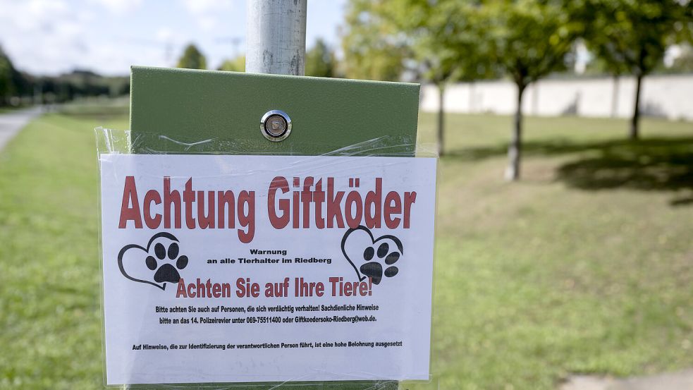Ein Schild warnt Hundehalter vor Giftködern – auch in Pewsum soll Rattengift an einer bei Hundehaltern beliebten Strecke gefunden worden sein. Symbolfoto: Boris Roessler/dpa