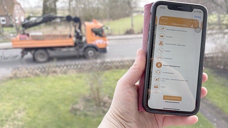 Mit der App AEM lassen sich ganz einfach Hinweise auf Mängel an die Stadtwerke Leer schicken. Auch andere Städte und Gemeinden nutzen solche Mängelmelder-Apps. Foto: Melanie Hanz