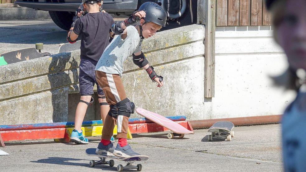 Der Borkumer Nachwuchs übt sich im Skaten. Foto: Skate-Aid Borkum e.V.