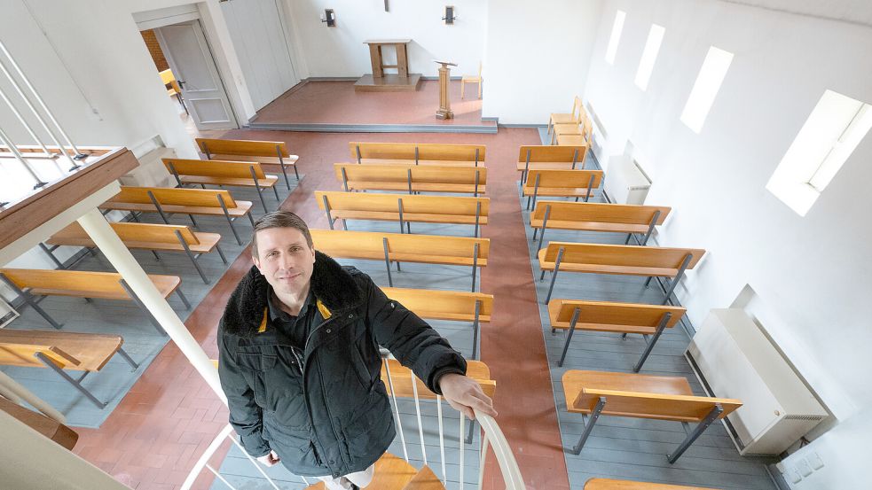 Pastor Benjamin Jäckel will die Friedhofskapelle sanieren. Foto: Klaus Ortgies