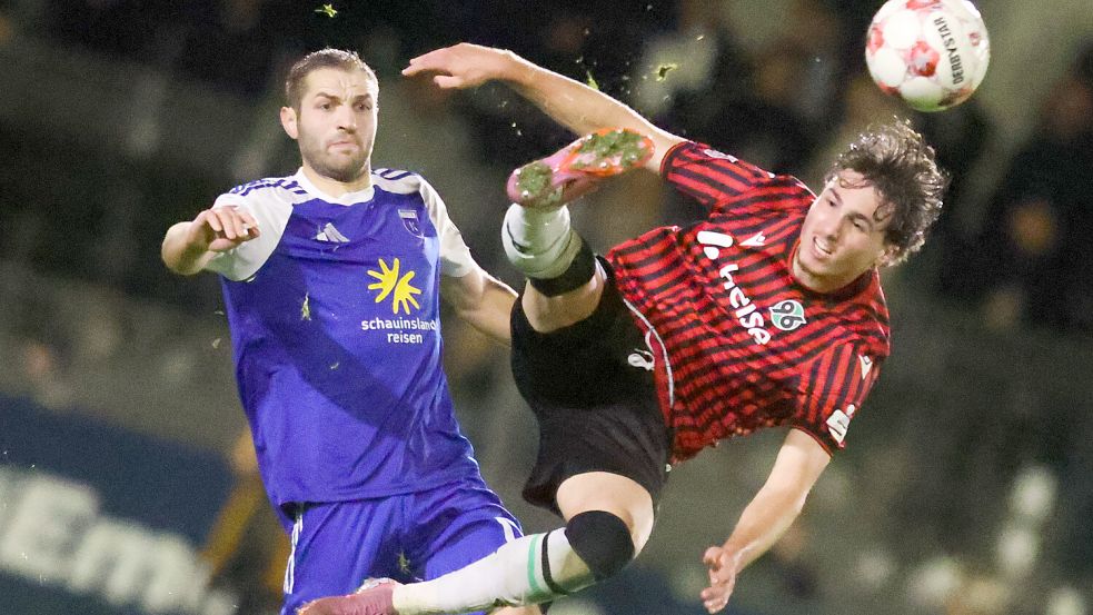 Für das Rückspiel zwischen Kickers Emden (links Marten Schmidt) und der Reserve von Hannover 96 wurde jetzt ein Ausweichtermin festgelegt. Foto: Jens Doden, Emden