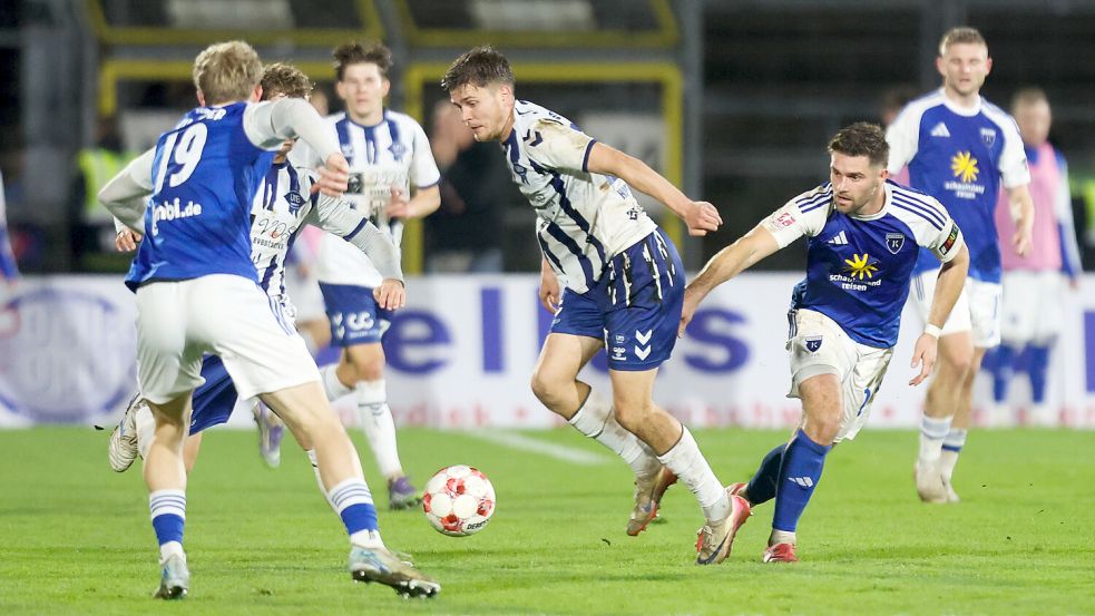 Die Emder (blaue Trikots) hätten das Rückspiel gegen Titelkandidat VfB Oldenburg gerne an einem Freitag ausgetragen. Foto: Jens Doden, Emden