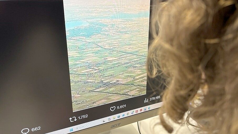 Auf dem Foto aufgrund der schlechten Qualität kaum zu erkennen: Viele Windenergieanlagen stehen in der Landschaft. Auf der Plattform „X“ wird so getan, als würde das Bild Ostfriesland zeigen. Foto: Hock