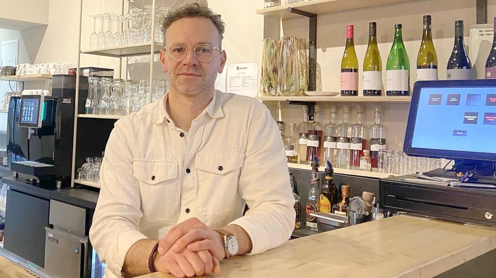 Stephan Löschinger lädt in die „Gute Stube“ in Leer ein. Foto: Lara Jelden