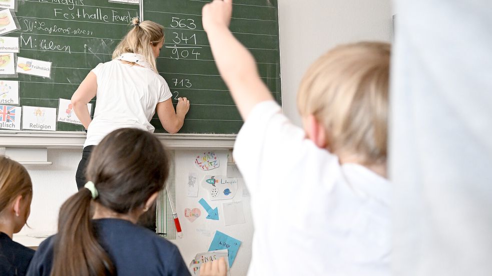 Die geplanten Grundschulschließungen in der Krummhörn sorgen seit drei Jahren für Proteste. Könnte ein neues Bürgerbegehren die Pläne jetzt noch einmal komplett umwerfen? Symbolfoto: Bernd Weißbrod/dpa