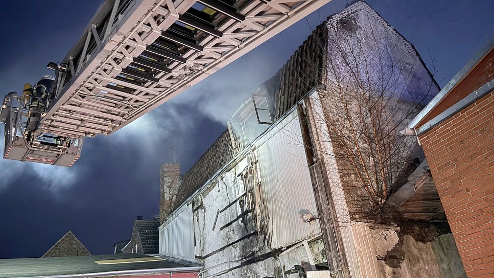 Es ist 6.30 Uhr, gut zwei Stunden später qualmt es noch immer aus dem Dach. Fotos: Stephanie Schuurman