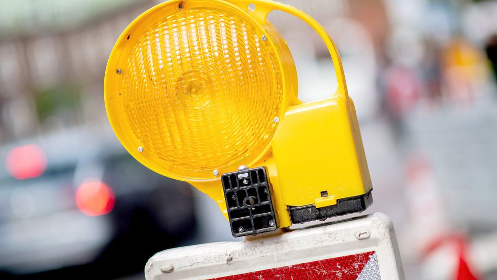 Eine Leitbake mit einer Warnleuchte steht an einer Baustelle: Die Landesbehörde für Straßenbau und Verkehr arbeitet in diesem Jahr mehr als 20 Straßenbaumaßnahmen in Ostfriesland ab. Foto: Hauke-Christian Dittrich/dpa