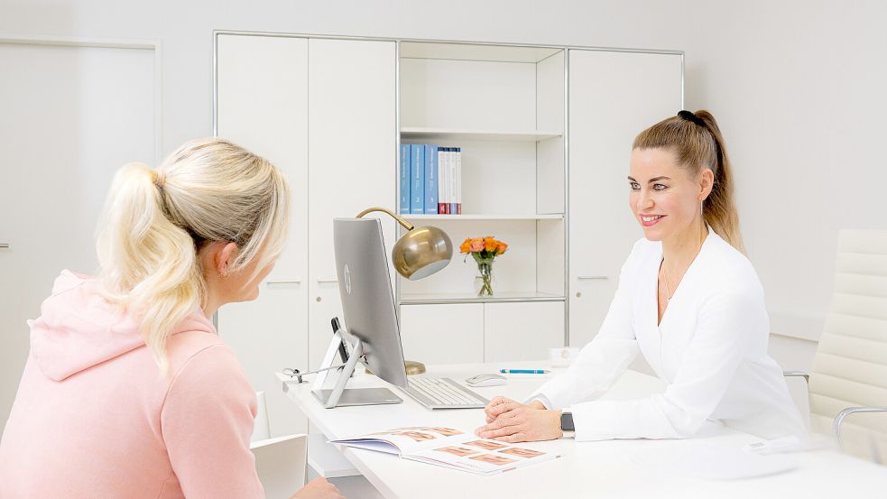 Für Dr. Lara Winterhoff (rechts) gilt: Nur eine informierte Patientin ist eine glückliche Patientin. Foto: Praxis Dr. med. Lara Winterhoff