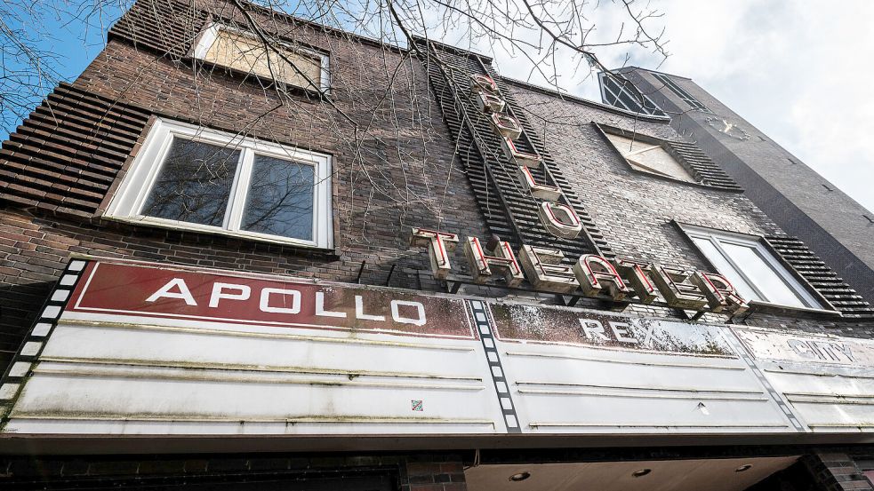 Schon ziemlich abgerockt, aber offenbar auch begehrt: das Apollo-Theater in Emden. Fotos: Klaus Ortgies