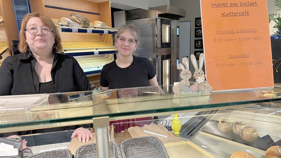 Kerstin Nagel (links) und Lena Francke haben Backwaren und das Kuttercafé im Griff. Foto: Oliver Bär