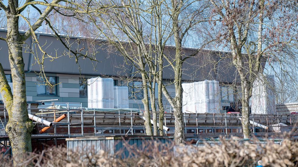 Noch sieht es an der Sporthalle nach Baustelle aus. Aber schon in wenigen Monaten können hier wieder Wettbewerbe ausgetragen werden.