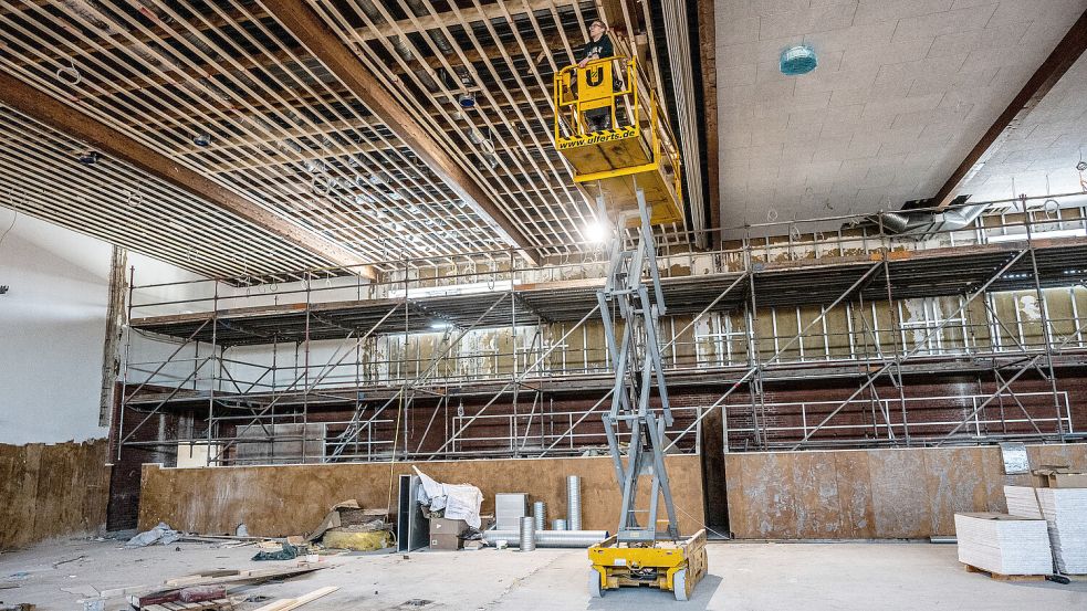 Die Sanierung der über 50 Jahre alten Dreifachsporthalle in Hinte befindet sich auf der Zielgeraden.
