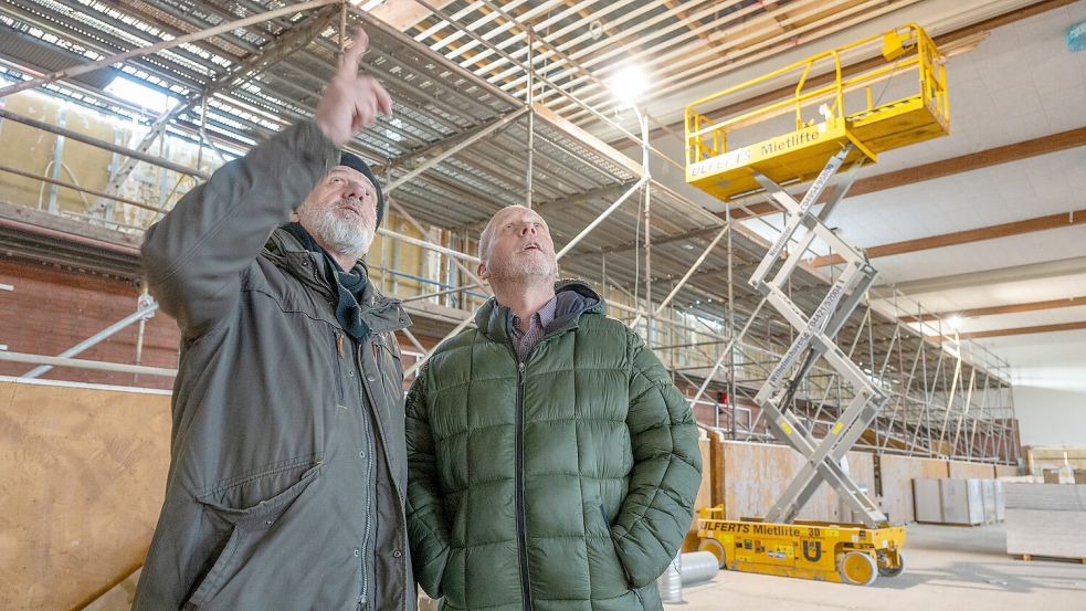 Norbert Dubbels (links) und Uwe Redenius schauen gespannt, was sich in der Halle seit ihrem letzten Besuch verändert hat. Fotos: Klaus Ortgies