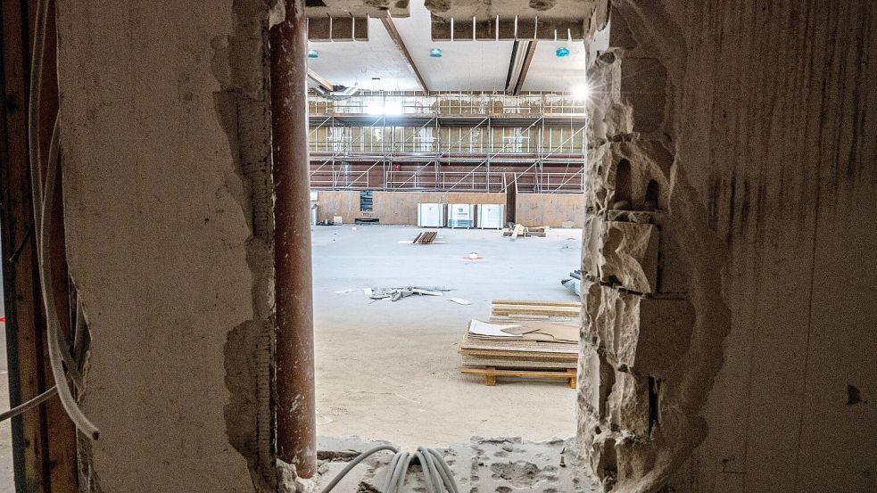 Blick aus dem Umkleidetrakt in die Haupthalle.