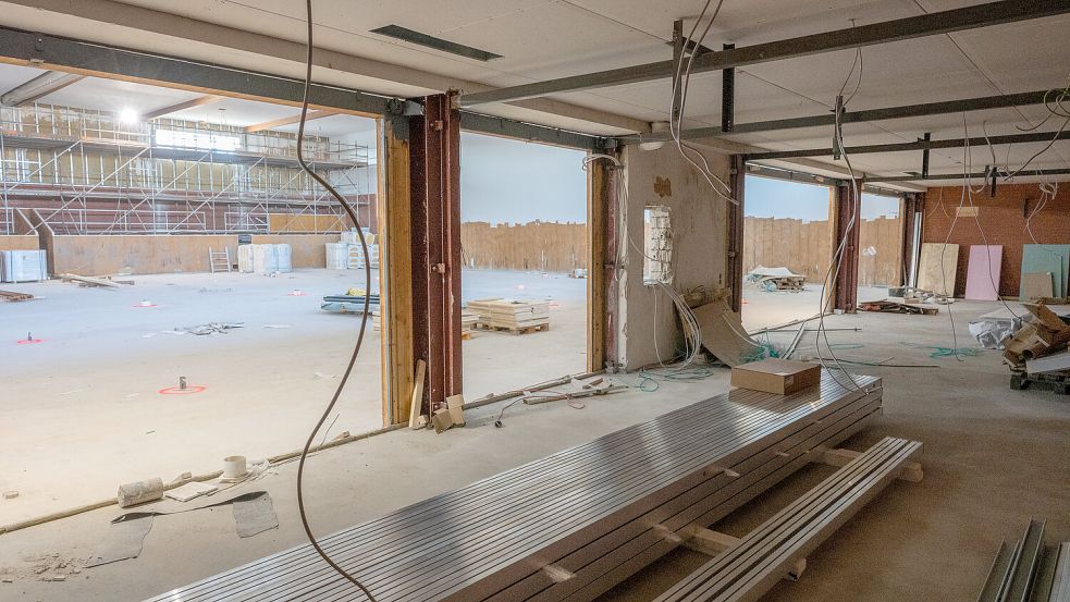 Seit knapp zwei Jahren wird hier gebaut: die Dreifachhalle in Hinte.