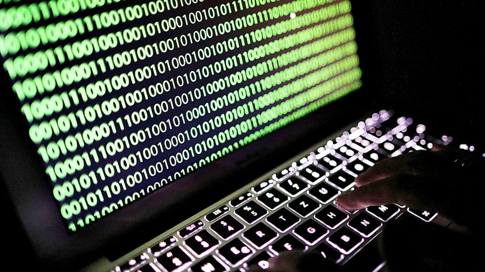 Auf dem Bildschirm eines Laptops ist ein Binärcode zu sehen: Cyberangriffe nehmen zu. Symbolfoto: Oliver Berg/dpa