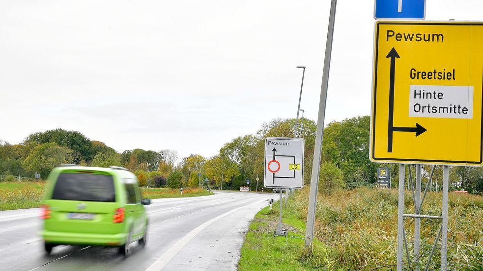 Nach der Zwangspause durch den Frost schreiten nun die Bauarbeiten an der Ortsdurchfahrt Pewsum voran. Fotos: Heinz Wagenaar/Archiv