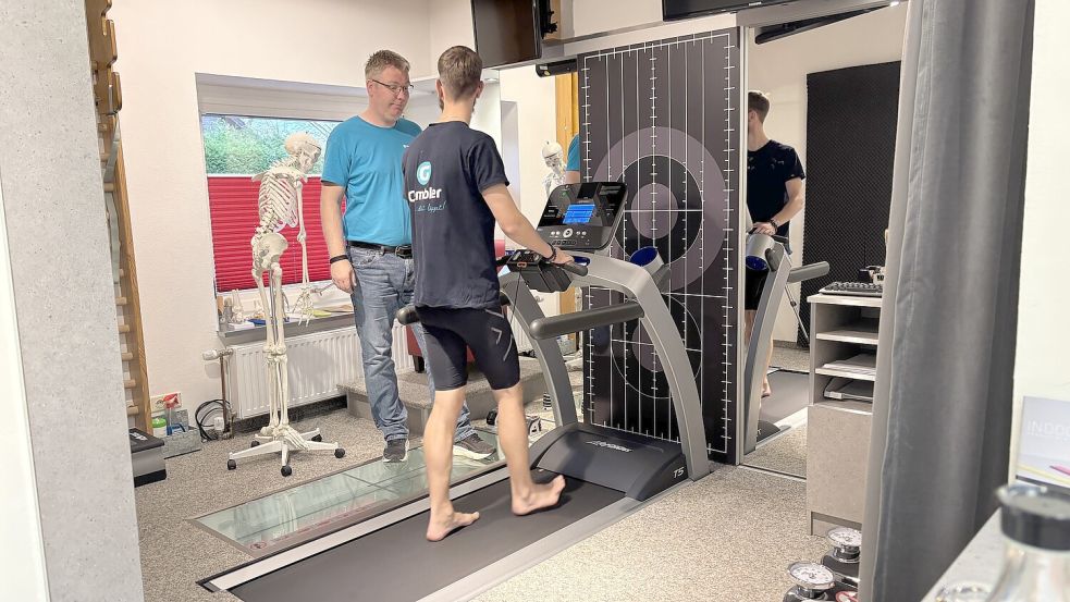 Im Schuhhaus Gembler in Plaggenburg kostet die Laufanalyse schon Geld. Die Beratung ist aber kostenlos. Foto: Eva van Loh