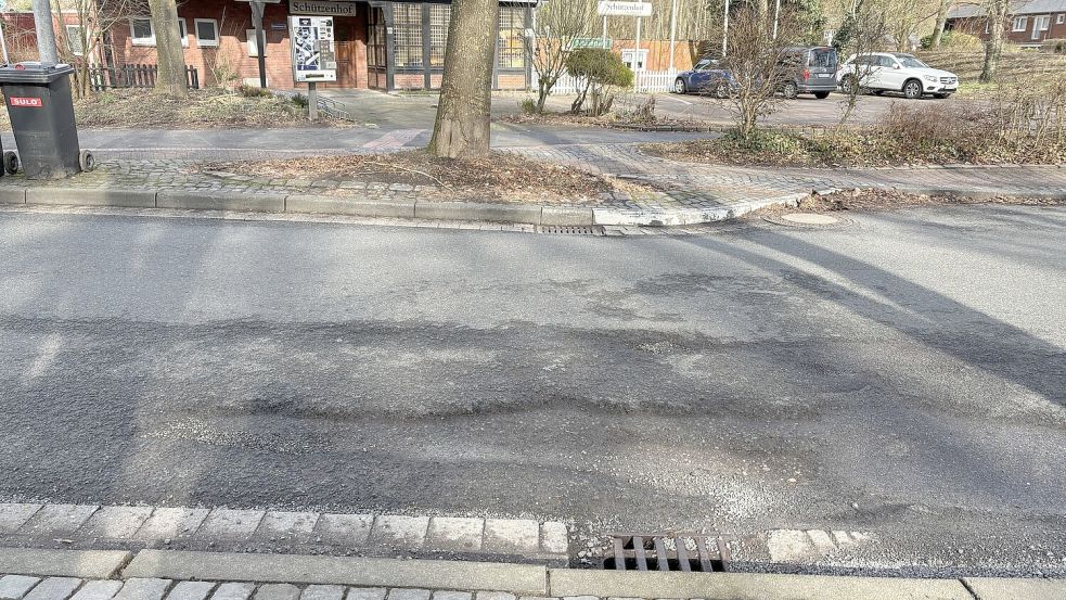 Eine ganz schöne Kante: Vor dem Schützenhof hat die Boltentorstraße große Schlaglöcher. Foto: Mona Hanssen