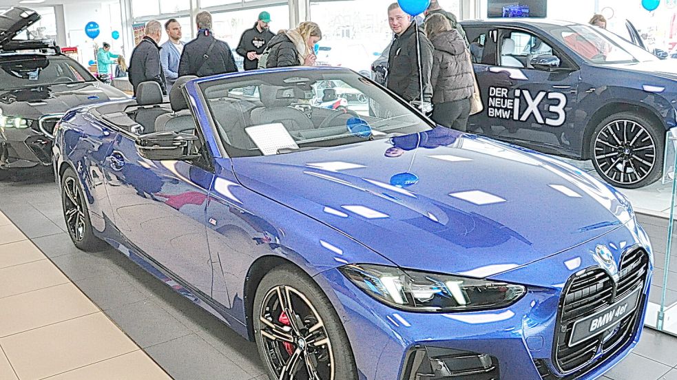 Umsehen und sich informieren: Zur Autoschau in Leer kamen wieder viele Besucherinnen und Besucher zu den teilnehmenden Autohäusern. Foto: Bodo Wolters