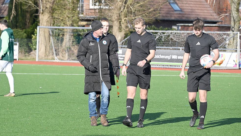 Trainer Ralf Backhaus in der Halbzeitpause im Gespräch mit dem Schiedsrichterteam. Foto: Heiner Steenhoff