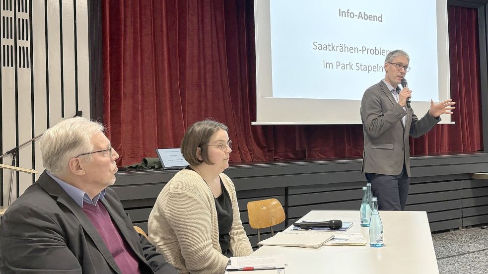 Bürgermeister Heiko Abbas (von rechts) wurde von Maria Bunger von der unteren Naturschutzbehörde des Landkreises und Ortsvorsteher Bernhard Siemons unterstützt. Foto: Oliver Bär